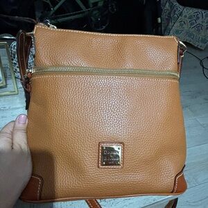 Dooney & Bourke Tan Pebbled Leather Crossbody Bag "WORN TWICE" ✨🫶